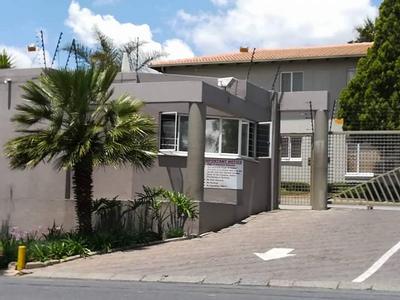 Townhouse For Sale in Radiokop, Roodepoort